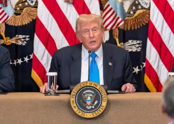 Trump firma decreto que fuerza a farmacéuticas a bajar precios de medicamentos en EE. UU.
