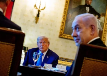 El primer ministro Benjamin Netanyahu, a la derecha, habla mientras el presidente de Estados Unidos, Donald Trump, observa durante una cena en el Salón Azul de la Casa Blanca en Washington, el 7 de julio de 2025. (Andrew Harnik/Getty Images/AFP)