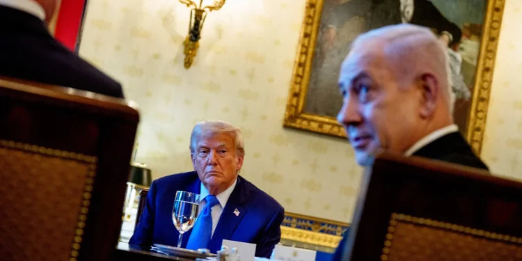 El primer ministro Benjamin Netanyahu, a la derecha, habla mientras el presidente de Estados Unidos, Donald Trump, observa durante una cena en el Salón Azul de la Casa Blanca en Washington, el 7 de julio de 2025. (Andrew Harnik/Getty Images/AFP)