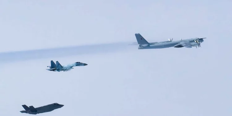 Cazas F-35 y F-16 interceptan a bombarderos Tu-95 rusos cerca de Alaska