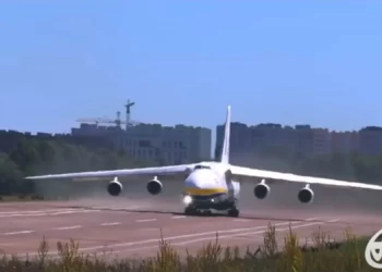 UR-82073 despegando de las instalaciones de Antonov a las afueras de Kiev. (Crédito de la imagen: Antonov Airlines)