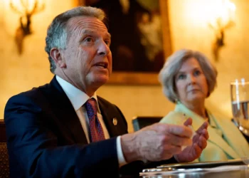 El enviado especial de Estados Unidos para Oriente Medio, Steve Witkoff (izquierda), acompañado por la jefa de gabinete de la Casa Blanca, Susie Wiles (derecha), habla durante una cena con el presidente de Estados Unidos, Donald Trump, y el primer ministro, Benjamin Netanyahu, en el Salón Azul de la Casa Blanca el 7 de julio de 2025 en Washington, DC (Andrew Harnik / GETTY IMAGES NORTH AMERICA / Getty Images vía AFP)