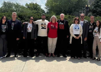 Sobrevivientes del cautiverio y familiares de rehenes posan para una fotografía en Washington, el 25 de julio de 2025. (Foro de Rehenes y Familias Desaparecidas)