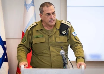 El Jefe del Estado Mayor de las FDI, teniente general Eyal Zamir, habla en una evaluación de la situación en varios frentes en la base de Glilot, cerca de Herzliya, el 21 de julio de 2025. (Fuerzas de Defensa de Israel)