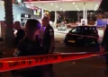 Agentes de policía aseguran la escena de un tiroteo mortal que mató a un hombre de unos 20 años en Ramle el 30 de julio de 2025. (Policía de Israel)