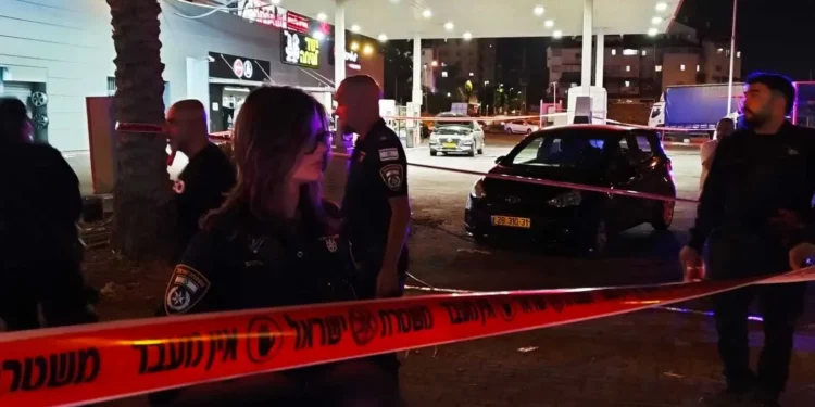 Agentes de policía aseguran la escena de un tiroteo mortal que mató a un hombre de unos 20 años en Ramle el 30 de julio de 2025. (Policía de Israel)
