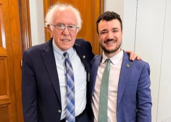 El senador Bernie Sanders (izquierda) con Mahmoud Khalil, 22 de julio de 2025. (Bernie Sanders vía X)