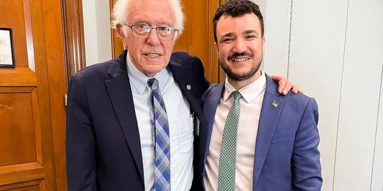 El senador Bernie Sanders (izquierda) con Mahmoud Khalil, 22 de julio de 2025. (Bernie Sanders vía X)