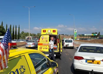 Ambulancias del Magen David Adom en el lugar de un presunto atropello en la Ruta 57, en el centro de Israel, el 24 de julio de 2025. (Magen David Adom)