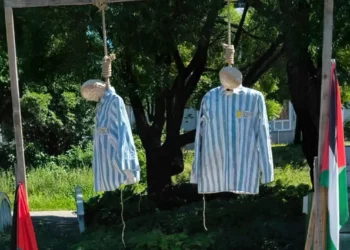 Instalación antiisraelí en Suecia exhibe figuras con uniformes de campos de concentración colgadas de sogas.