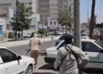 Las fuerzas de seguridad iraníes corren hacia el lugar del ataque a un juzgado por parte de separatistas en la ciudad de Zahedan el 26 de julio de 2025 (captura de pantalla/X)