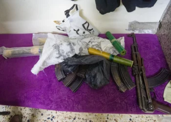 Armas encontradas por tropas de las FDI durante una redada nocturna en el sur de Siria, en una foto publicada el 22 de julio de 2025. (Fuerzas de Defensa de Israel)