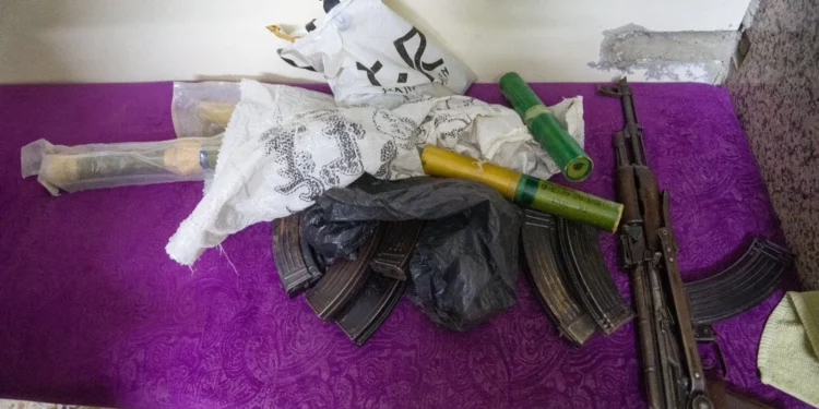 Armas encontradas por tropas de las FDI durante una redada nocturna en el sur de Siria, en una foto publicada el 22 de julio de 2025. (Fuerzas de Defensa de Israel)