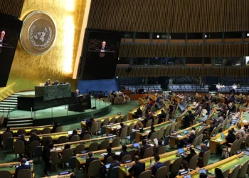Imagen: Riyad Mansour, enviado de la Autoridad Palestina ante las Naciones Unidas (en el podio), habla durante una reunión de la Asamblea general de la ONU en la sede de la ONU en Nueva York el 12 de junio de 2025. (CHARLY TRIBALLEAU / AFP)