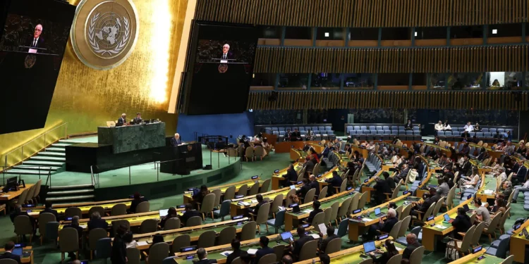 Imagen: Riyad Mansour, enviado de la Autoridad Palestina ante las Naciones Unidas (en el podio), habla durante una reunión de la Asamblea general de la ONU en la sede de la ONU en Nueva York el 12 de junio de 2025. (CHARLY TRIBALLEAU / AFP)