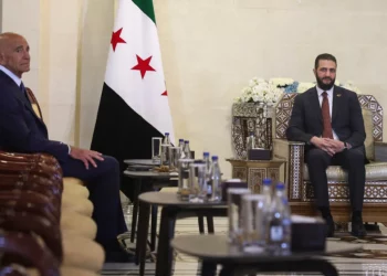 El presidente interino de Siria, Ahmed al-Sharaa (derecha), se reúne con el embajador de Estados Unidos en Turquía y enviado especial a Siria, Tom Barrack, en el Palacio del Pueblo en Damasco, Siria, el 9 de julio de 2025. (Foto AP/Ghaith Alsayed)