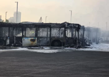 Autobuses que se incendiaron tras un incendio en una terminal de autobuses de Bat Yam el 26 de julio de 2025. (Magen David Adom)