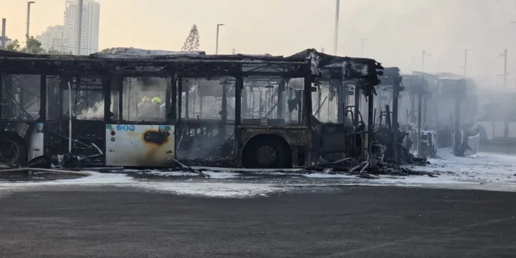 Autobuses que se incendiaron tras un incendio en una terminal de autobuses de Bat Yam el 26 de julio de 2025. (Magen David Adom)