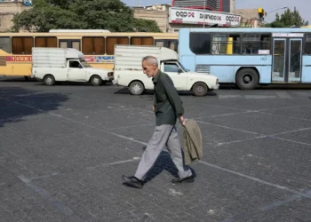 Un hombre cruza una intersección en un caluroso día de verano en el centro de Teherán, Irán, el 21 de julio de 2025. (Foto AP/Vahid Salemi)