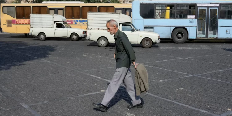 Un hombre cruza una intersección en un caluroso día de verano en el centro de Teherán, Irán, el 21 de julio de 2025. (Foto AP/Vahid Salemi)