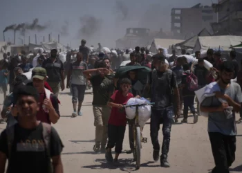 Imagen ilustrativa: Palestinos cargan sacos de harina descargados de un convoy de ayuda humanitaria que llegó a la ciudad de Gaza desde el norte de la Franja de Gaza, el domingo 27 de julio de 2025. (Foto AP/Abdel Kareem Hana)