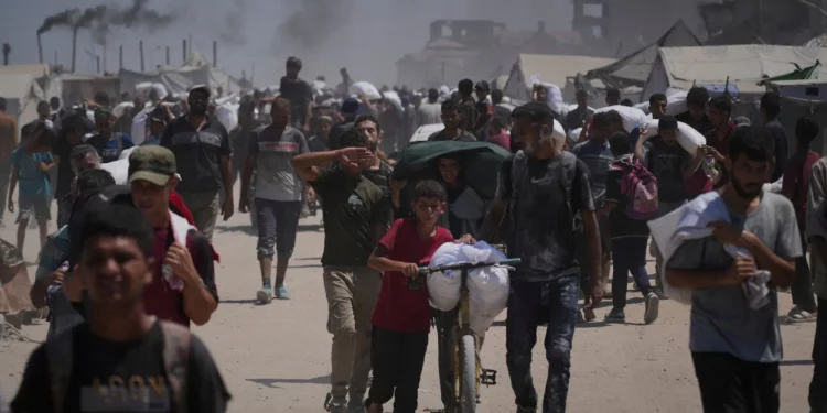 Imagen ilustrativa: Palestinos cargan sacos de harina descargados de un convoy de ayuda humanitaria que llegó a la ciudad de Gaza desde el norte de la Franja de Gaza, el domingo 27 de julio de 2025. (Foto AP/Abdel Kareem Hana)