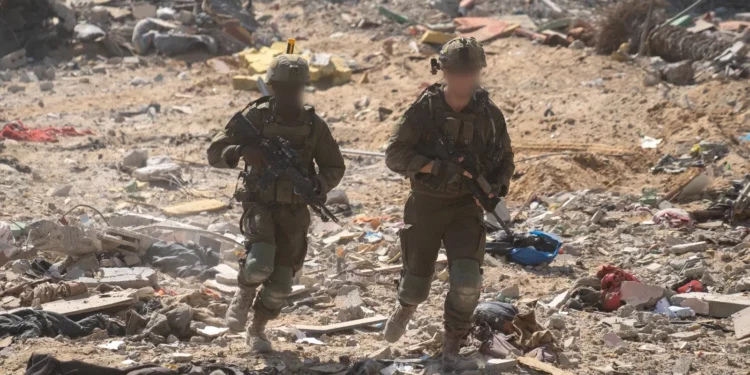 Soldados de las FDI vistos en la Franja de Gaza en esta imagen publicada el 29 de julio de 2025 (Fuerzas de Defensa de Israel)