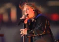 Ozzy Osbourne actuando en el entretiempo de un partido de fútbol americano profesional de la NFL entre Los Angeles Rams y Buffalo Bills el 8 de septiembre de 2021 en Inglewood, California (Foto AP/John McCoy)