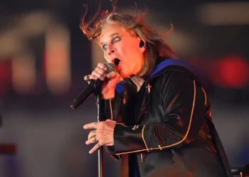 Ozzy Osbourne actuando en el entretiempo de un partido de fútbol americano profesional de la NFL entre Los Angeles Rams y Buffalo Bills el 8 de septiembre de 2021 en Inglewood, California (Foto AP/John McCoy)