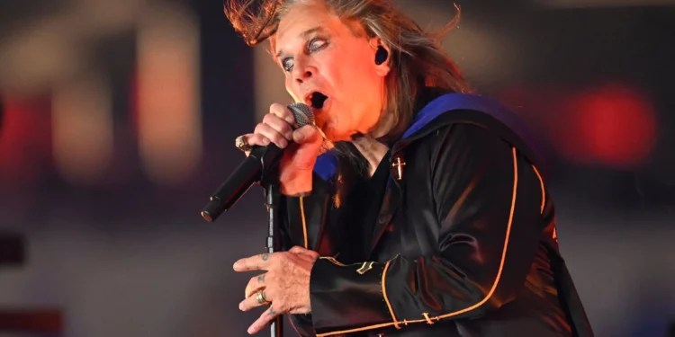 Ozzy Osbourne actuando en el entretiempo de un partido de fútbol americano profesional de la NFL entre Los Angeles Rams y Buffalo Bills el 8 de septiembre de 2021 en Inglewood, California (Foto AP/John McCoy)