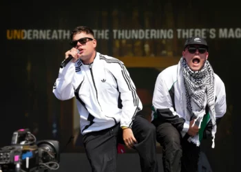 Naoise O Cairellain, a la izquierda, y Liam Og, del trío de hip hop Kneecap, se presentan durante el Festival de Glastonbury, el 28 de junio de 2025. (Scott A Garfitt/Invision/AP)