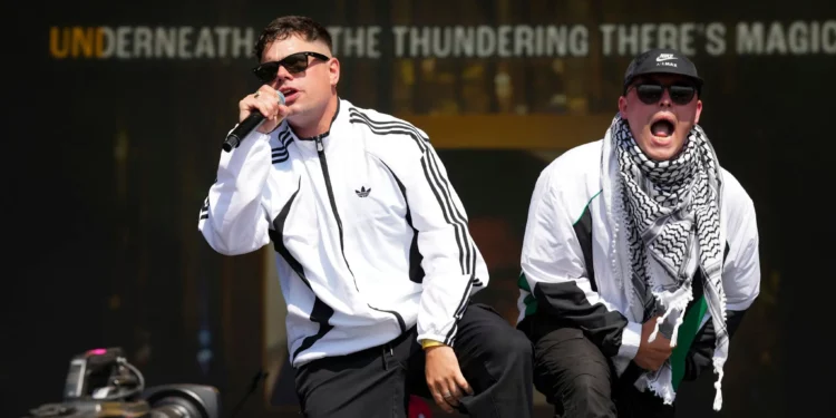 Naoise O Cairellain, a la izquierda, y Liam Og, del trío de hip hop Kneecap, se presentan durante el Festival de Glastonbury, el 28 de junio de 2025. (Scott A Garfitt/Invision/AP)