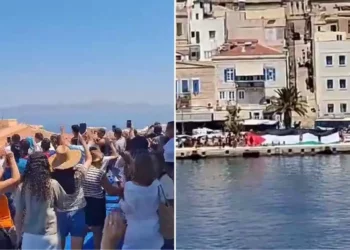 Una gran protesta antiisraelí y propalestina impidió que cientos de israelíes desembarcaran de un crucero en la isla griega de Siros, el 22 de julio de 2025. (Captura de pantalla de redes sociales utilizada de conformidad con la Cláusula 27a de la Ley de Derechos de Autor).