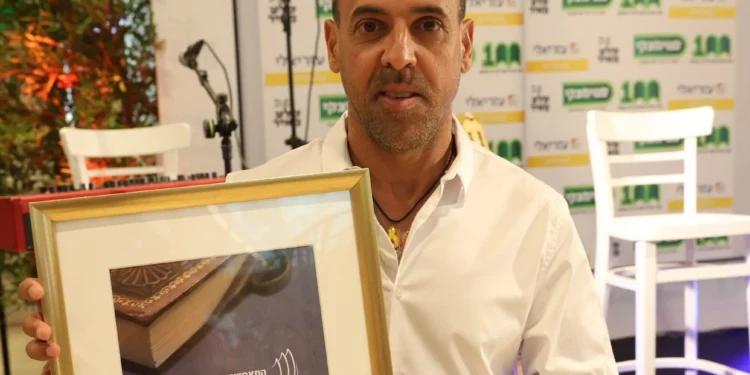 El exrehén Eli Sharabi recibe un premio Platino por su exitoso libro, 'Secuestrado', el 30 de julio de 2025 (Crédito Rafi Dluya)
