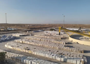 La ayuda espera ser recogida en el lado palestino del cruce de Kerem Shalom con la Franja de Gaza, en una foto difundida el 21 de julio de 2025. (COGAT)