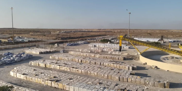 La ayuda espera ser recogida en el lado palestino del cruce de Kerem Shalom con la Franja de Gaza, en una foto difundida el 21 de julio de 2025. (COGAT)