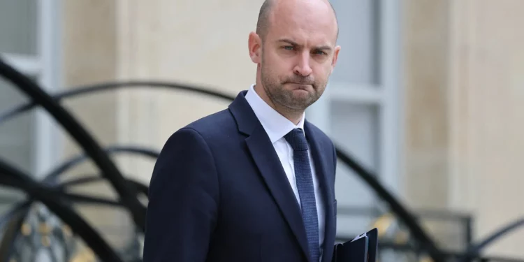 El ministro francés para Europa y Asuntos Exteriores, Jean-Noël Barrot, sale de la reunión semanal del gabinete en el Palacio del Elíseo, en París, Francia, el 16 de julio de 2025. (Ludovic MARIN / AFP)