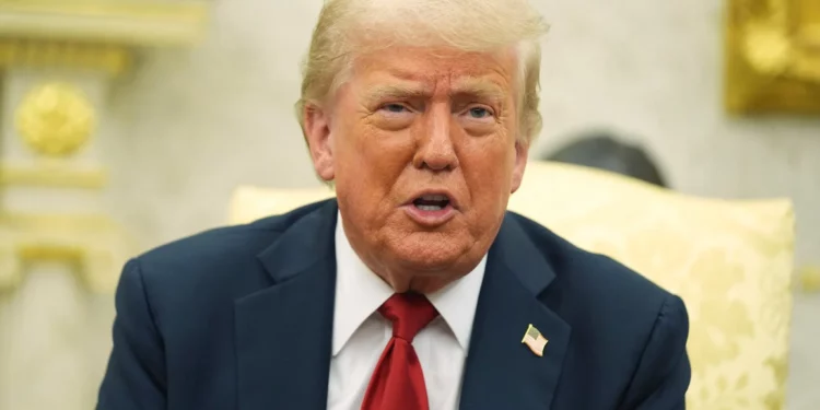 El presidente de Estados Unidos, Donald Trump, habla durante una reunión con el secretario general de la OTAN, Mark Rutte (no aparece en la imagen), en la Oficina Oval de la Casa Blanca, el 14 de julio de 2025, en Washington, D.C. (Foto AP/Evan Vucci)