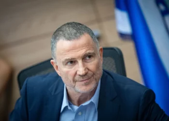 Yuli Edelstein, del Likud, dirige una reunión del Comité de Asuntos Exteriores y Defensa en la Knéset en Jerusalén, el 21 de julio de 2025. (Yonatan Sindel/Flash90)