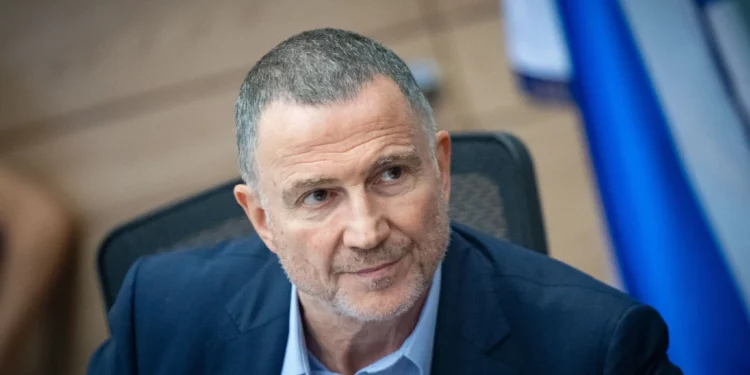 Yuli Edelstein, del Likud, dirige una reunión del Comité de Asuntos Exteriores y Defensa en la Knéset en Jerusalén, el 21 de julio de 2025. (Yonatan Sindel/Flash90)