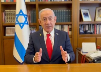 El primer ministro, Benjamín Netanyahu, pronuncia un mensaje pregrabado desde su despacho en Jerusalén el 29 de julio de 2025. (Captura de pantalla/PMO)