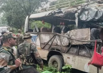 Soldados de la fuerza paramilitar india inspeccionan los restos de un autobús que transportaba peregrinos hindúes y que chocó con un camión de transporte en Deoghar, a unos 268 kilómetros (167 millas) de Ranchi, en el estado oriental indio de Jharkhand, el 29 de julio de 2025. (Foto AP)