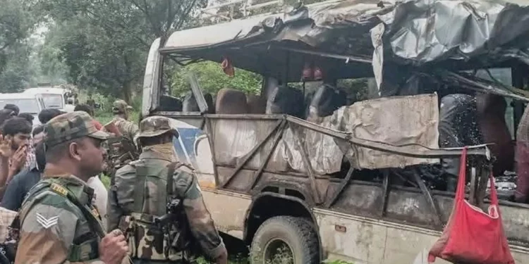 Soldados de la fuerza paramilitar india inspeccionan los restos de un autobús que transportaba peregrinos hindúes y que chocó con un camión de transporte en Deoghar, a unos 268 kilómetros (167 millas) de Ranchi, en el estado oriental indio de Jharkhand, el 29 de julio de 2025. (Foto AP)