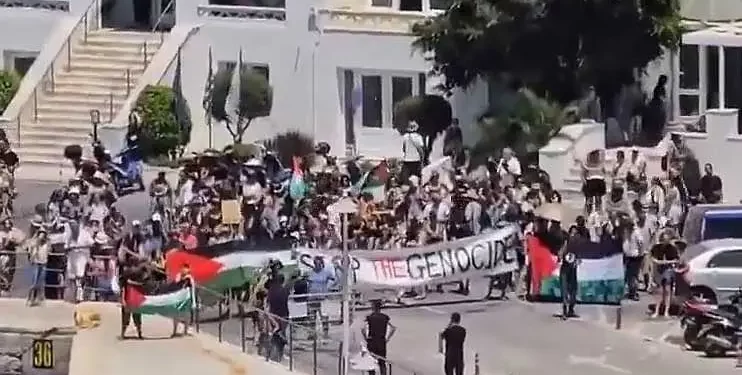 Una protesta antiisraelí y propalestina impide a cientos de israelíes desembarcar de un crucero en la isla griega de Siros, el 22 de julio de 2025 (captura de pantalla de redes sociales utilizada de conformidad con la Cláusula 27a de la Ley de Derechos de Autor).