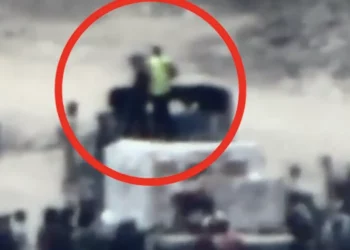 Imágenes publicadas por las Fuerzas de Defensa de Israel (FDI) el 29 de julio de 2025 muestran lo que, según el ejército, son hombres armados de Hamás secuestrando un cargamento de ayuda humanitaria en la Franja de Gaza, el 25 de julio de 2025. (Captura de pantalla: Unidad del Portavoz de las FDI vía X)