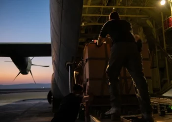 La ayuda humanitaria se prepara en un avión de carga de la Fuerza Aérea Israelí para un lanzamiento aéreo en la Franja de Gaza, en una foto difundida el 26 de julio de 2025. (Fuerzas de Defensa de Israel)