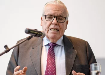 Klaus-Michael Kühne habla con empleados en la sede de Kühne + Nagel. (Axel Heimken/picture alliance vía Getty Images, JTA)