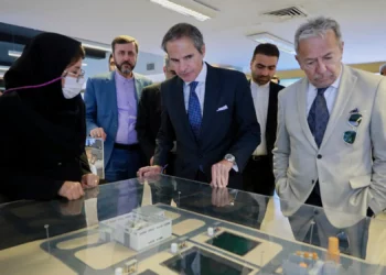El director general del Organismo Internacional de Energía Atómica, Rafael Mariano Grossi (centro), visita una exposición sobre los logros nucleares de Irán en Teherán, Irán, el 17 de abril de 2025. (Organización de Energía Atómica de Irán vía AP)