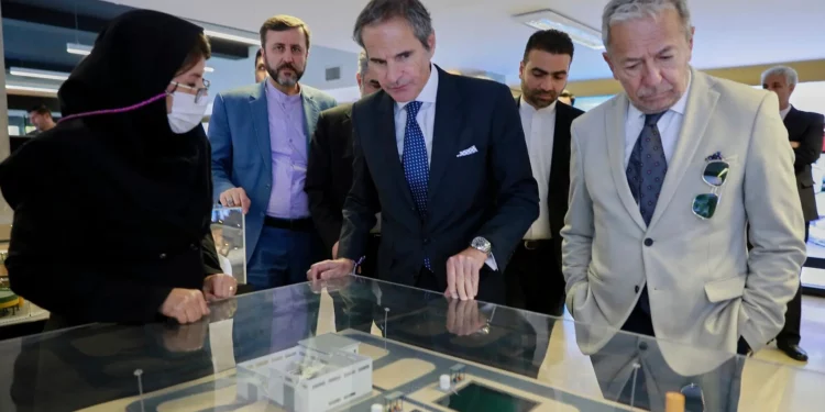 El director general del Organismo Internacional de Energía Atómica, Rafael Mariano Grossi (centro), visita una exposición sobre los logros nucleares de Irán en Teherán, Irán, el 17 de abril de 2025. (Organización de Energía Atómica de Irán vía AP)