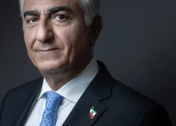 El príncipe heredero exiliado de Irán, Reza Pahlavi, posa durante una sesión fotográfica tras una conferencia de prensa en París, Francia, el 23 de junio de 2025. (JOEL SAGET / AFP)